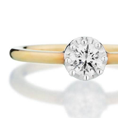 婚約指輪:王冠をダイヤで包むようなデザインのゴールドのカジュアルリング