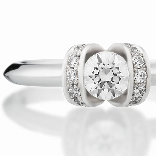 婚約指輪:中石を両脇からダイヤのアームで抱え込みダイヤを強調させるリング