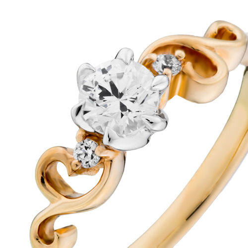 婚約指輪:唐草模様のゴールドのラインが美しいカジュアルなリング