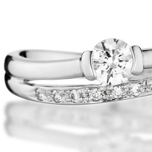 婚約指輪:緩やかな二重のS字ラインにダイヤを添えたカジュアルなリング
