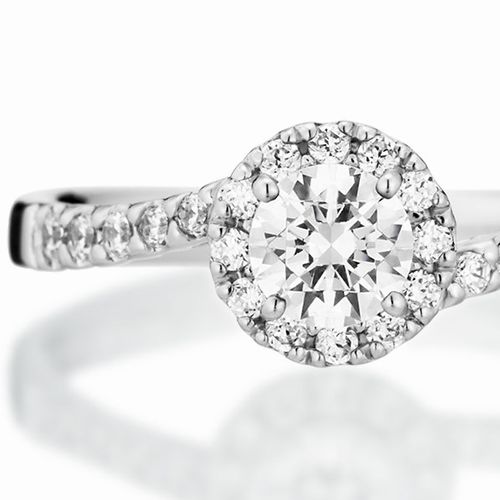 婚約指輪:メレダイアを散りばめたエタニティスタイルのS字アームで華やかなヘイロースタイル