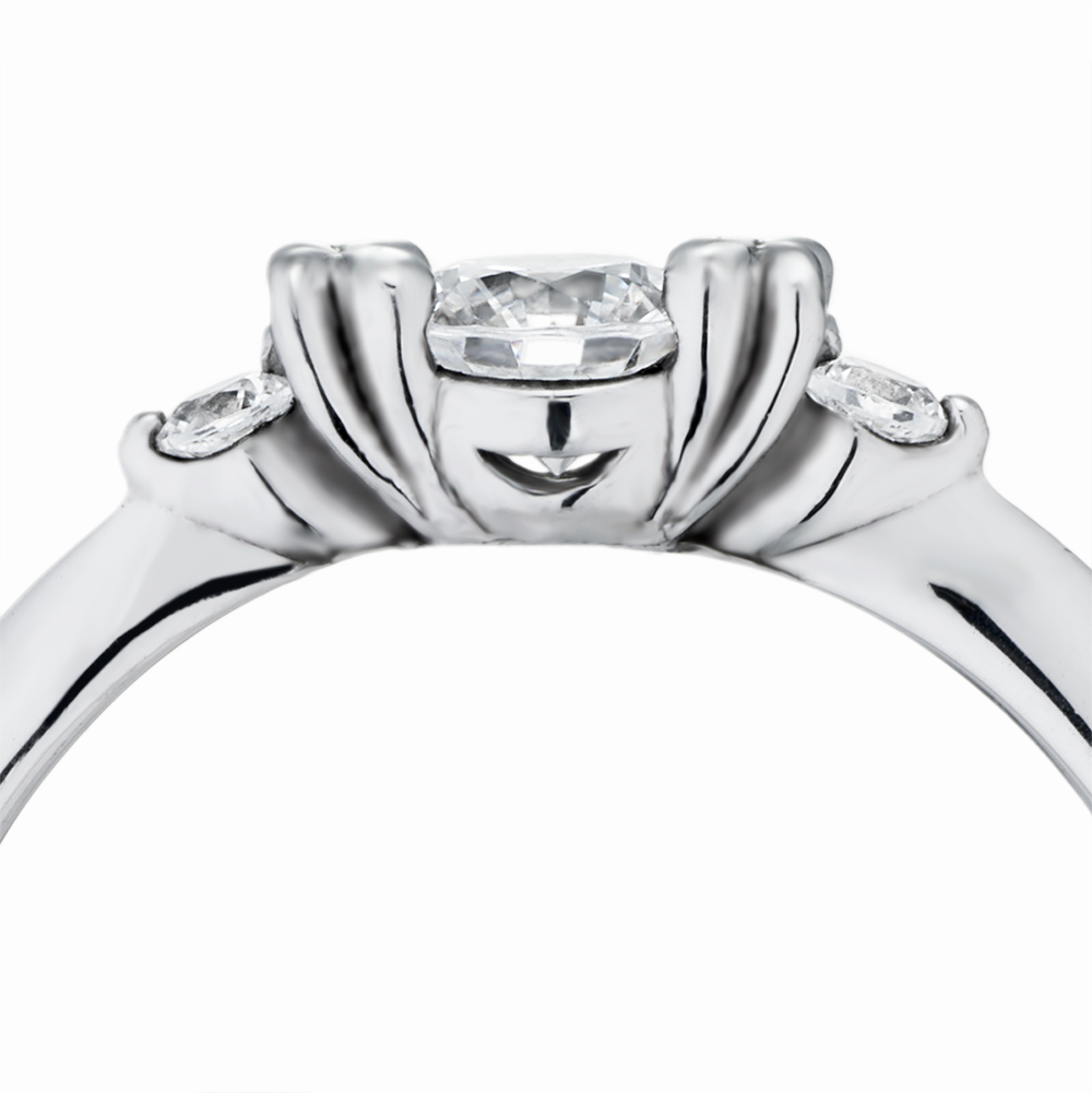 ダイヤに蝶がとまるような爪のデザインがアクセントのストレートリング