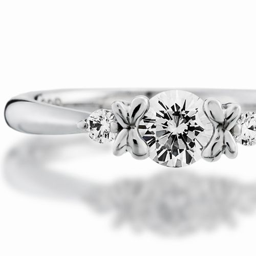 婚約指輪:ダイヤに蝶がとまるような爪のデザインがアクセントのストレートリング