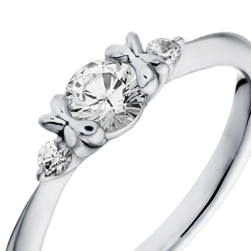 婚約指輪:ダイヤに蝶がとまるような爪のデザインがアクセントのストレートリング