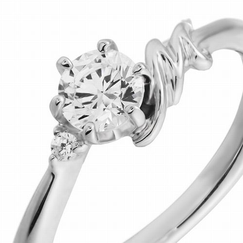 婚約指輪:アルファベット『M』モチーフのウェーブラインにダイヤを添えて