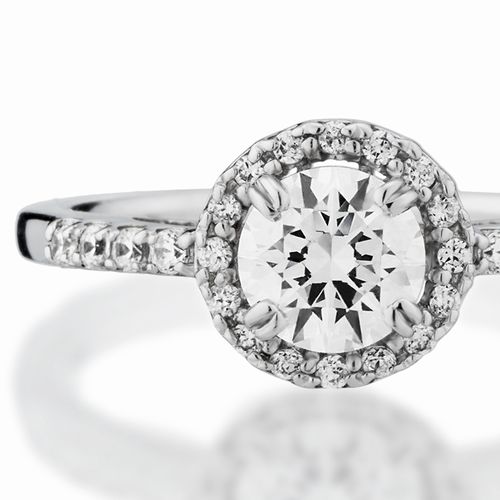 婚約指輪:中央のダイヤの周りとアーム部分が一体となってメレダイヤ取り巻くヘイロースタイル