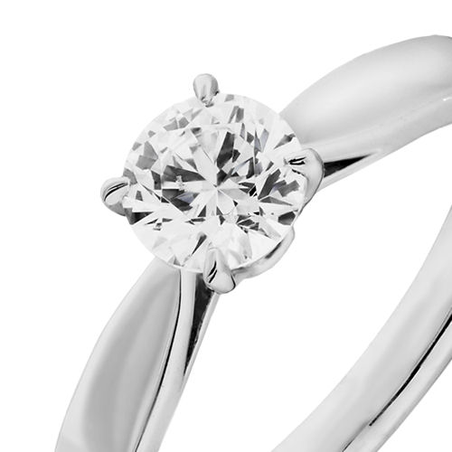 婚約指輪:フラットな幅広ストレートラインの存在感のあるソリティアスタイル