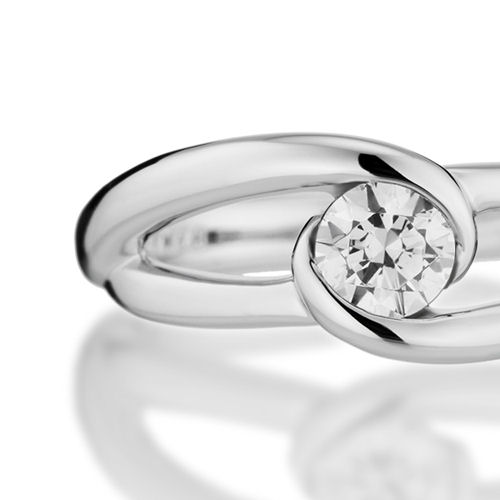 婚約指輪:シンプルなプラチナのラインで中石を抱え込むボリューム感のあるリング