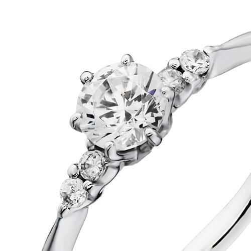 婚約指輪:シンプルでスリムなストレートラインに4石のダイヤを添えて
