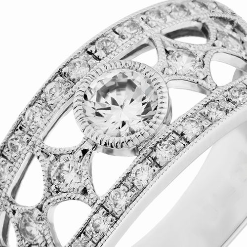 婚約指輪:ミル打ちと透かしがおりなす高貴な雰囲気が漂うアンティーク調のリング