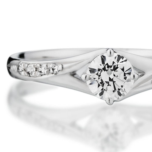 婚約指輪:エレガントなY字ラインとダイヤモンドが奏でるハーモニー