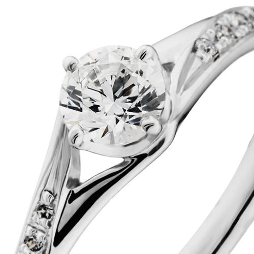 婚約指輪:エレガントなY字ラインとダイヤモンドが奏でるハーモニー