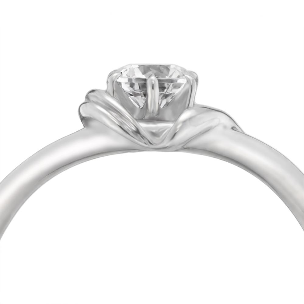 中石を包み込むようにサイドのV字ラインが印象的なソリティアリング