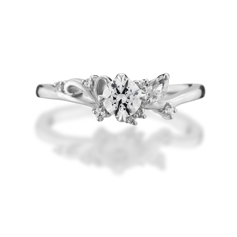 煌めくリーフモチーフとアシンメトリーな輝きが美しいボタニカルリング