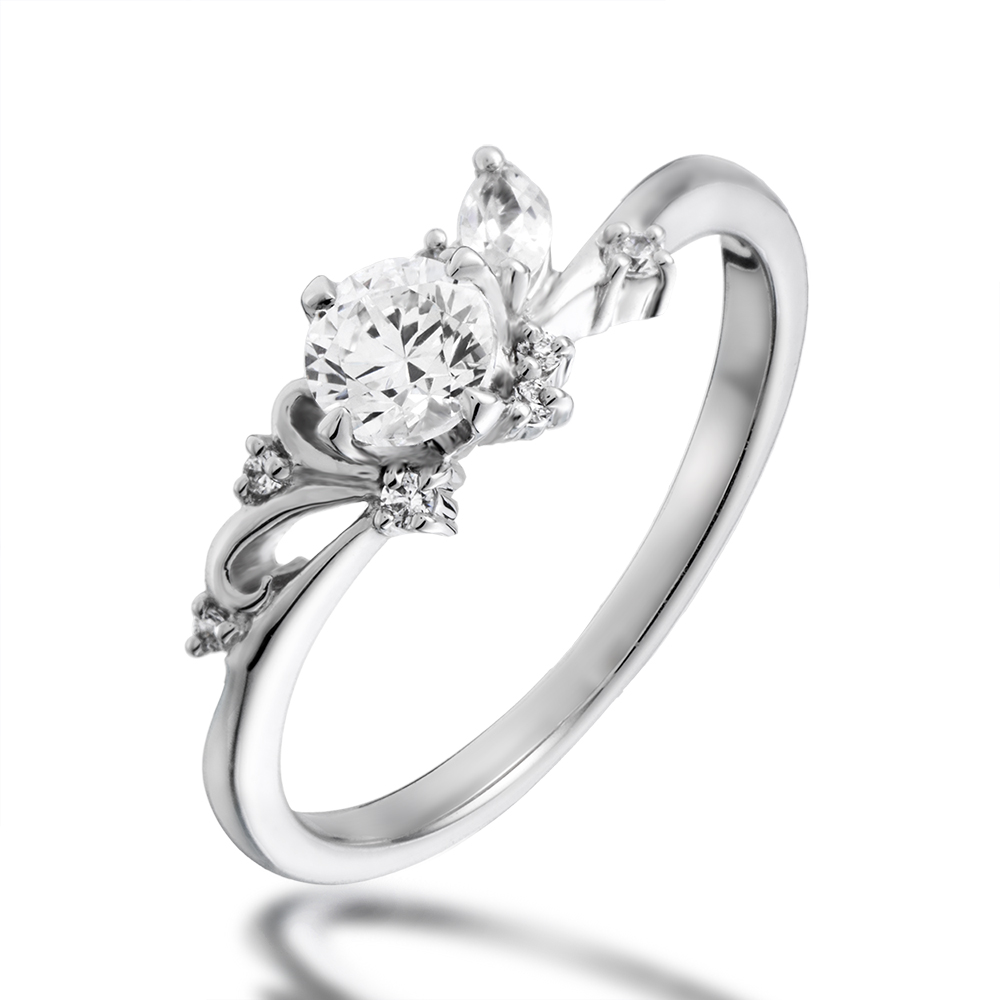 煌めくリーフモチーフとアシンメトリーな輝きが美しいボタニカルリング