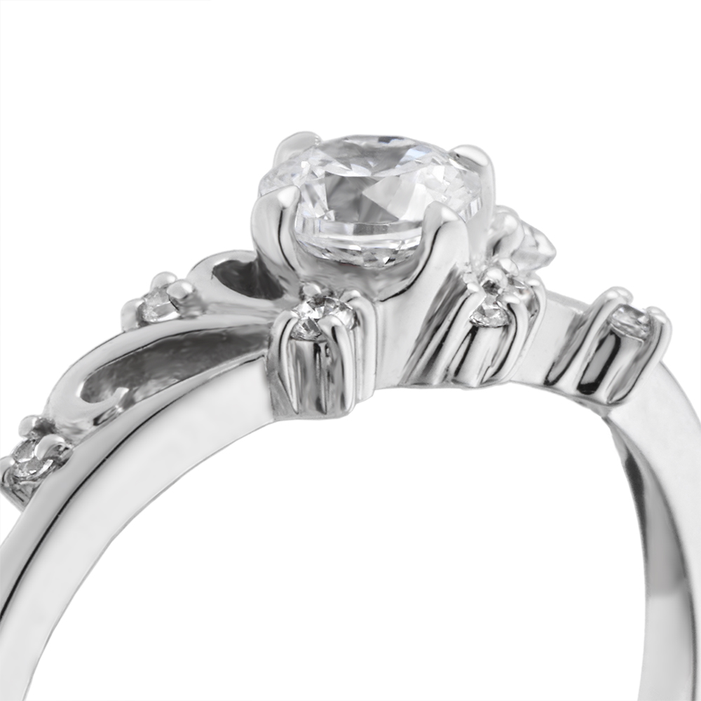 煌めくリーフモチーフとアシンメトリーな輝きが美しいボタニカルリング