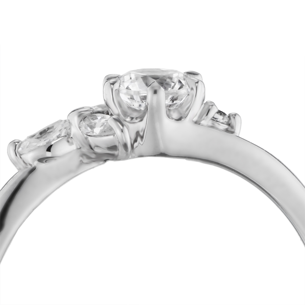 3石のマーキスカットが花びらのように寄り添うアシンメトリーな婚約指輪