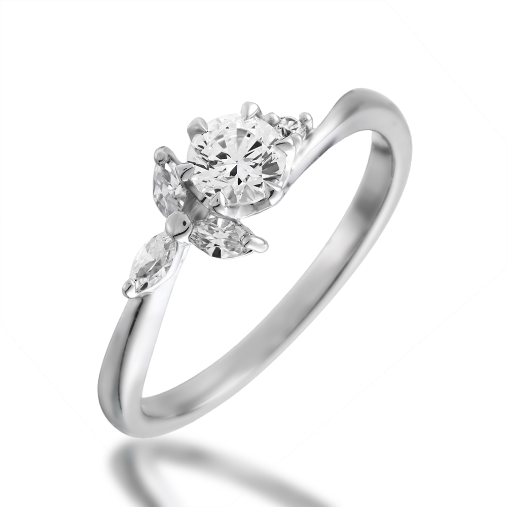 3石のマーキスカットが花びらのように寄り添うアシンメトリーな婚約指輪