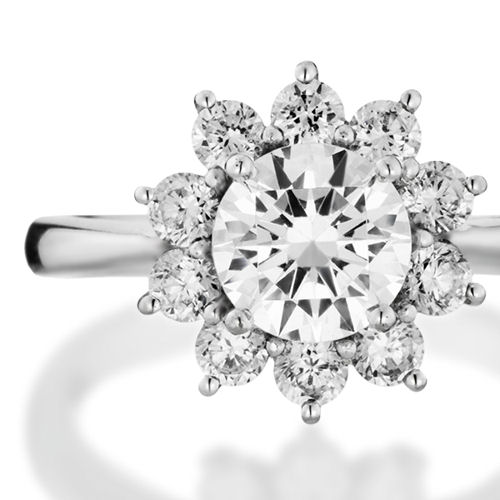 婚約指輪:中石をダイヤで取り巻く贅沢なリング