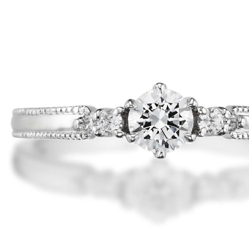 婚約指輪:ストレートのアームのエッジにミル打ちをほどこしダイヤを添えたデザイン