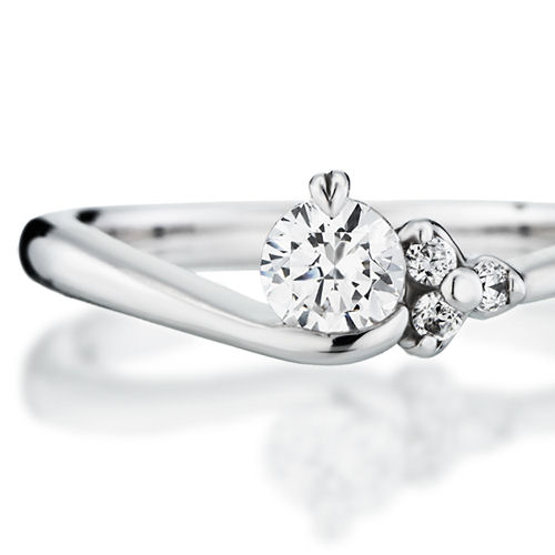 婚約指輪:柔らかなV字ラインに3石のダイヤを添えたリング