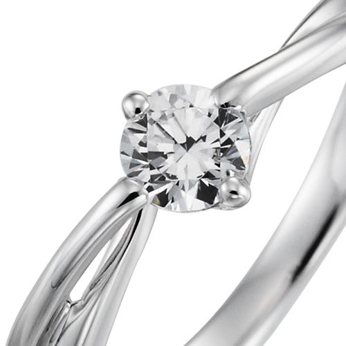 婚約指輪:アームと爪が一体となってダイヤモンドを包み込むカジュアルなソリティアデザイン