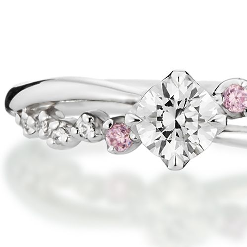 婚約指輪:ピンクサファイアのアクセントが可愛いS字のリング