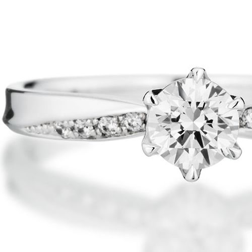 婚約指輪:エッジを効かせたストレートラインにダイヤをあしらったリング