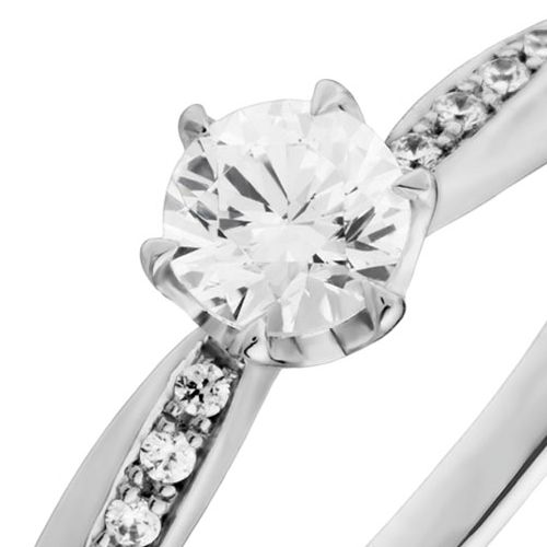 婚約指輪:エッジを効かせたストレートラインにダイヤをあしらったリング