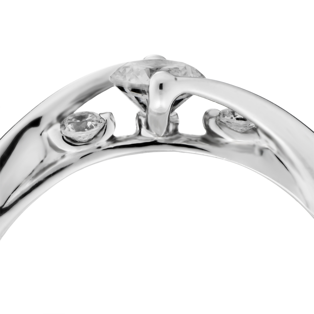 ウェーブのアームと爪が一体となってダイヤを包み込む立体フォルムのリング