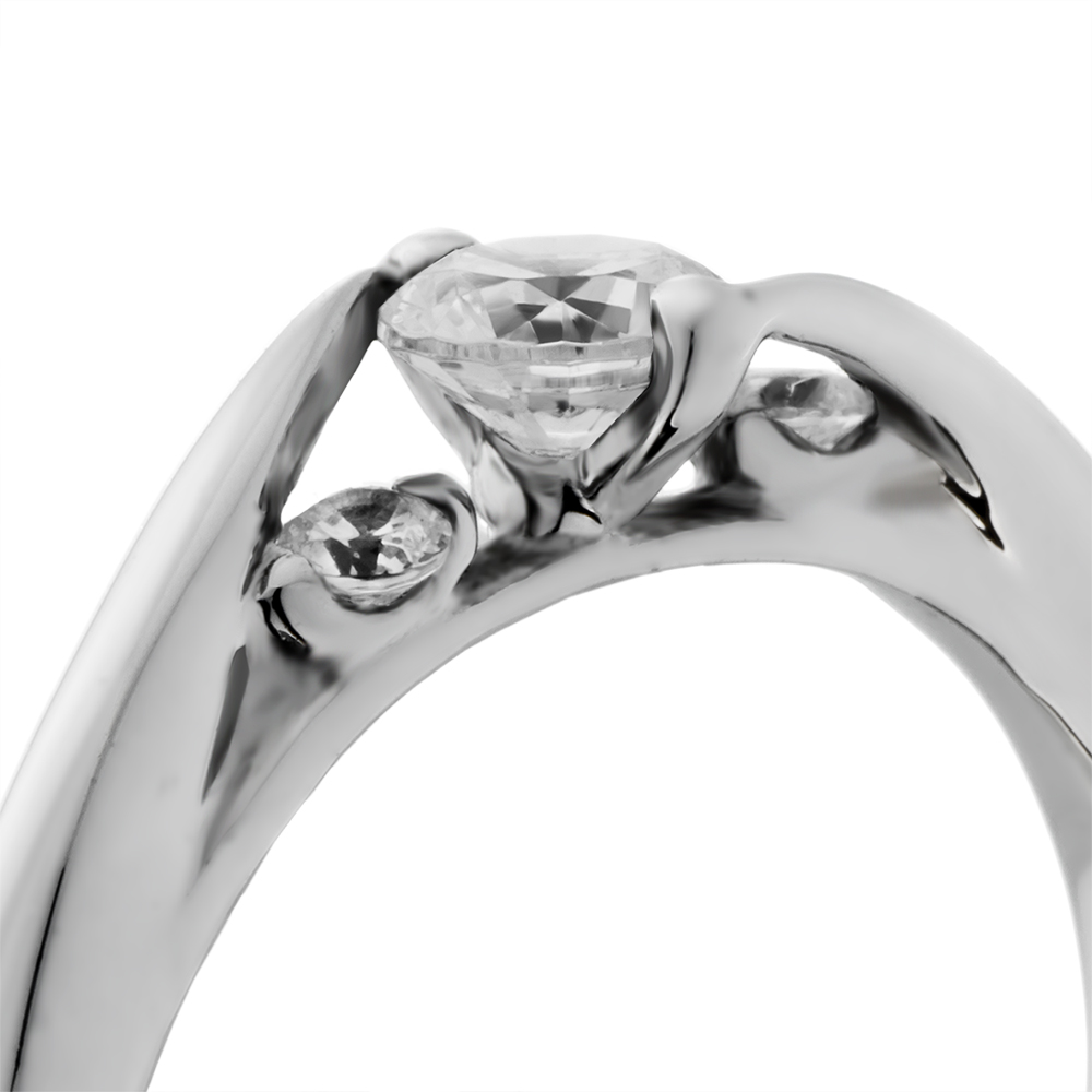ウェーブのアームと爪が一体となってダイヤを包み込む立体フォルムのリング