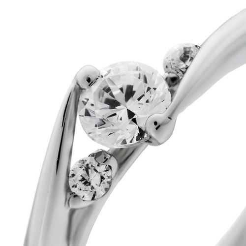 婚約指輪:アームと爪が一体となってダイヤを包み込む立体的なフォルムが美しいデザイン