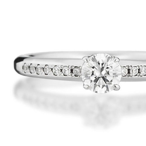婚約指輪:シンプルなストレートのアームに細かなメレダイヤを散りばめたデザイン