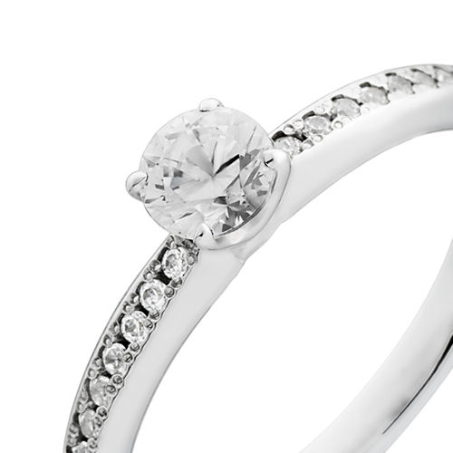 婚約指輪:シンプルなストレートのアームに細かなメレダイヤを散りばめたデザイン