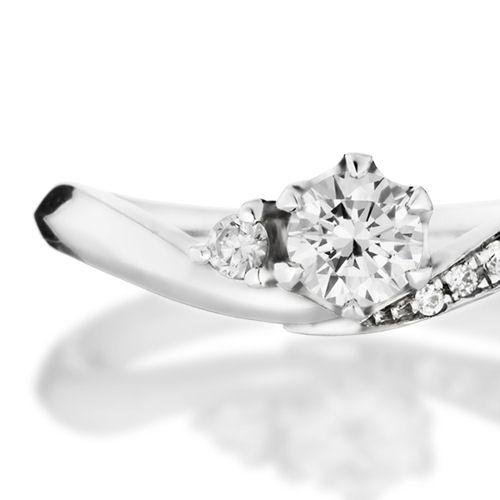 婚約指輪:大きなV字にダイヤを華やかに添えたリング