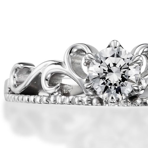 婚約指輪:ミル打ちと装飾が可憐なティアラスタイル