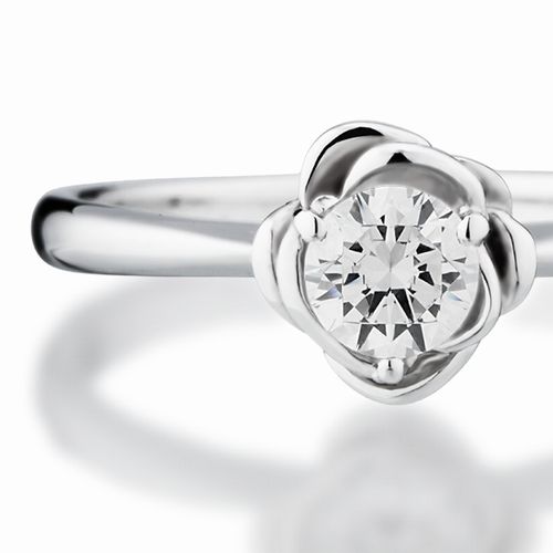 婚約指輪:バラの花びらモチーフの中央にダイヤを配したソリティアリング