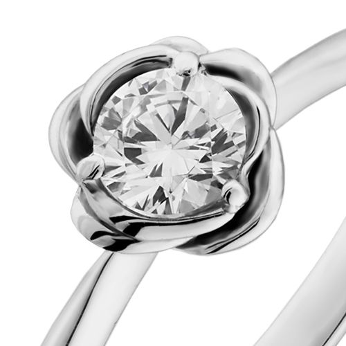 婚約指輪:バラの花びらモチーフの中央にダイヤを配したソリティアリング