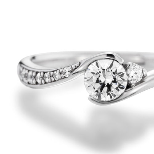 婚約指輪:中石を抱え込むS字のラインに華やかにダイヤを添えたリング