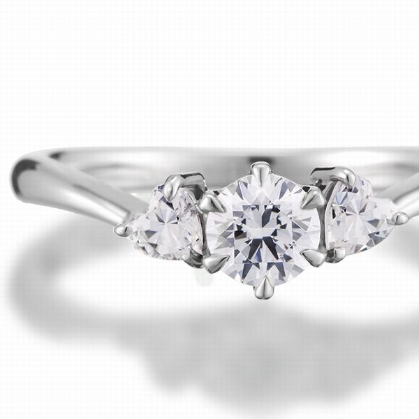婚約指輪:ふたつのハートシェイプダイヤが寄り添うキュートなデザイン