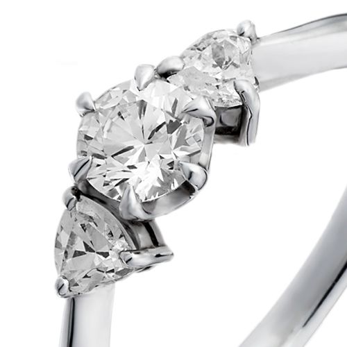 婚約指輪:ふたつのハートシェイプダイヤが寄り添うキュートなデザイン