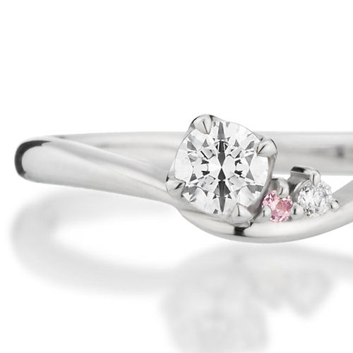 婚約指輪:アシンメトリーなV字にピンクダイヤを添えたデザイン