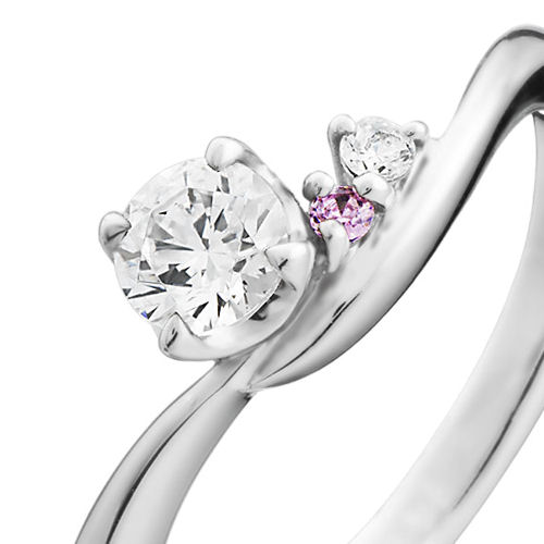 婚約指輪:アシンメトリーなV字にピンクダイヤを添えたデザイン