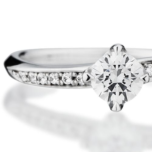 婚約指輪:ダイヤを散りばめた細めのエタニティアームがエレガントなウェーブライン