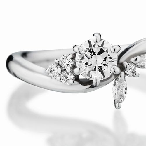 婚約指輪:マーキスダイヤを添えたアームラインの美しいデザイン
