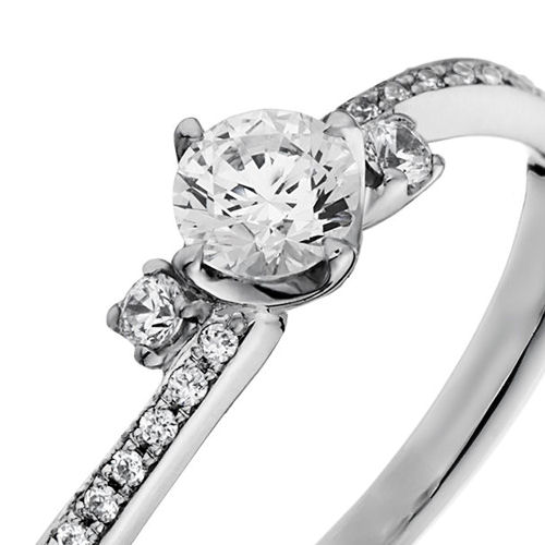 婚約指輪:メレダイヤが織りなす贅沢なS字のリング