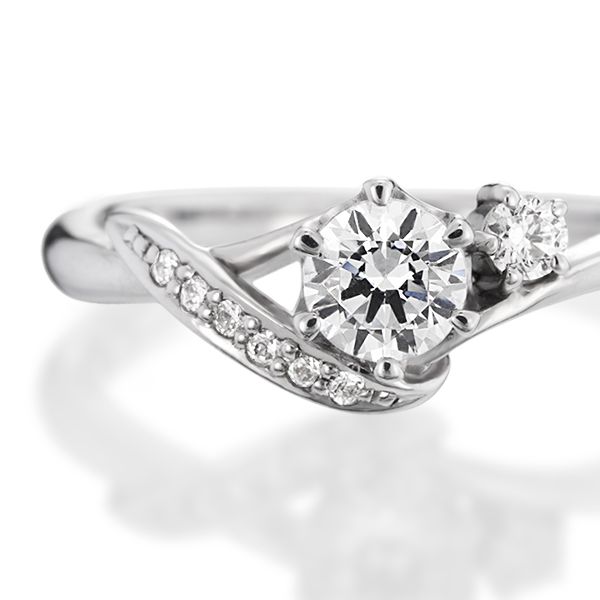 婚約指輪:ダイヤの流れるラインが美しいリング