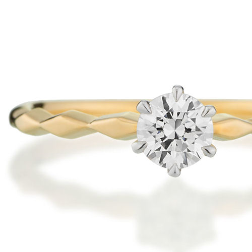 婚約指輪:ダイヤ型のシャープなストレートラインが印象的なゴールドのリング