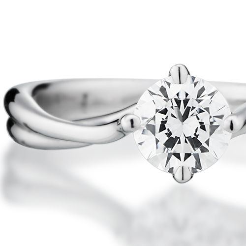 婚約指輪:伸びやかなラインのアームがまるでダイヤを宙に浮かせているようなデザイン