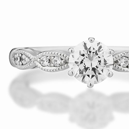 婚約指輪:お洒落にアレンジしたミル打ちのラインにダイヤモンドを添えて
